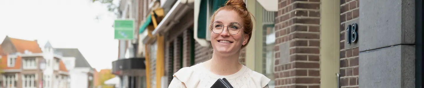 Intercedent loopt in de stad met notitieblok.