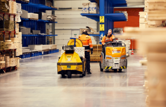 Veilig werken in het magazijn: tips voor reachtruckchauffeurs