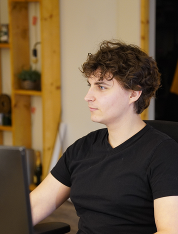 Klantenservice medewerker aan het werk achter een bureau.