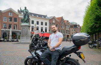 Een dag uit het leven van de moderne vrachtwagenchauffeur: De balans tussen technologie, planning en het oude vakmanschap