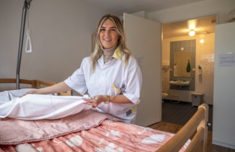 Thuiszorg of verpleeghuis: welke werkomgeving past bij jou als helpende plus?