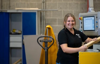 Digitalisering op de werkvloer: waarom technisch inzicht steeds belangrijker wordt voor montagemedewerkers