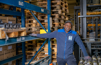 Wat goede magazijnbedrijven bieden aan heftruckchauffeurs: meer dan alleen een goed salaris