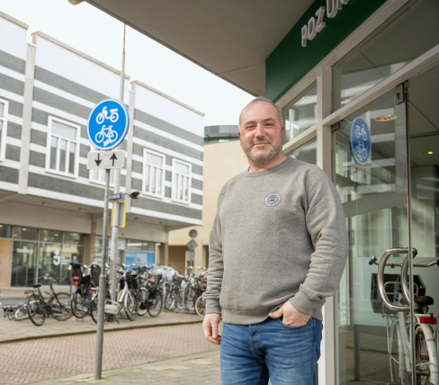Mehmet staat voor een PDZ-locatie, klaar om te groeien als operator