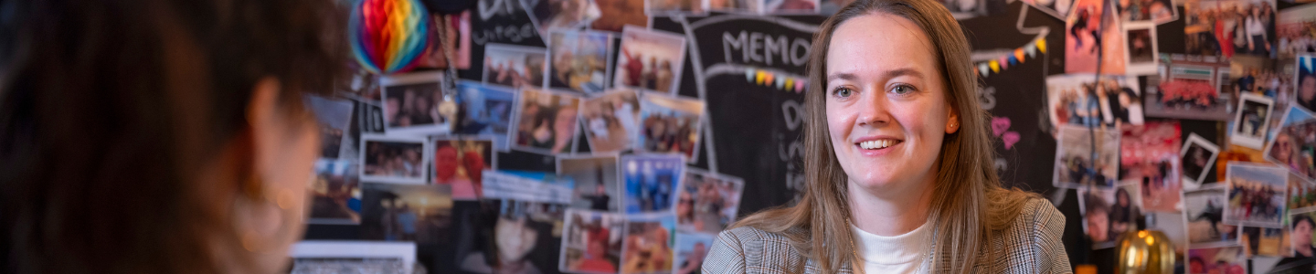 Medewerker voert een informeel gesprek met een kandidaat
