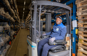 Reachtruckchauffeur vs. heftruckchauffeur: Wat zijn de verschillen?