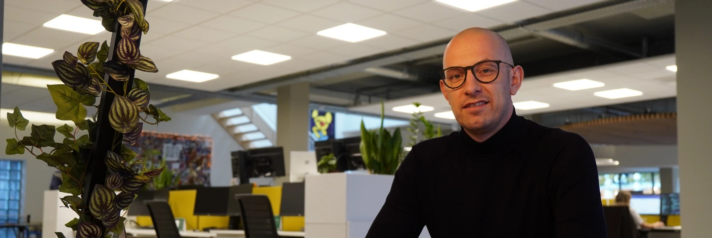 Commercieel medewerker binnendienst aan het werk op een modern kantoor.