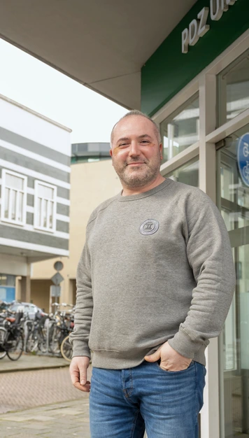 Commercieel medewerker staat voor een kantoorlocatie.