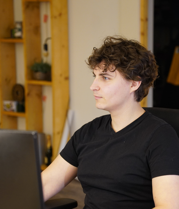 Management assistent werkt geconcentreerd achter een computer op kantoor.