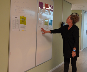 Woonbegeleider bekijkt en ordent informatie op een whiteboard