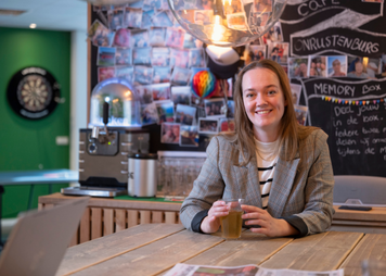 Intercedent glimlacht tijdens een gesprek met een kandidaat