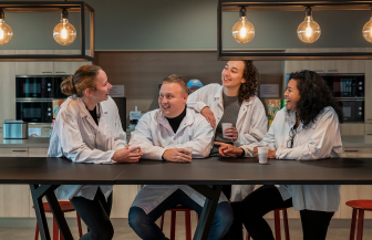 Waarom productiemedewerkers in 2026 meer verdienen dan ooit: Nieuwe rollen door automatisering bieden salarisstijgingen tot 25%