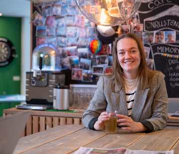 Collega glimlacht tijdens een gesprek met een kandidaat