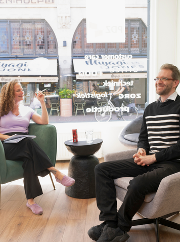 Persoonlijk gesprek tussen recruiter en kandidaat op kantoor.
