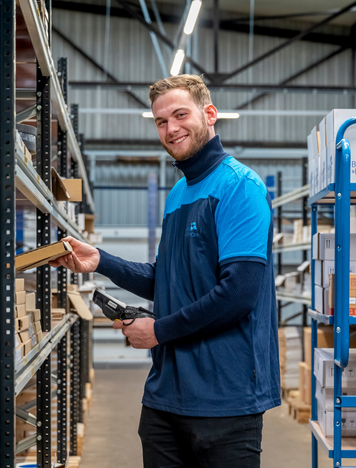 Orderpicker met scanner pakt producten uit het magazijn.