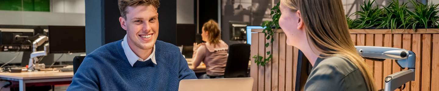 Intercedent in gesprek met een kandidaat tijdens een intakegesprek op kantoor